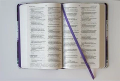 Biblia RVR60 Letra Grande Tamaño Manual Tapa Dura - Tela Morada Con Flores - comprar online