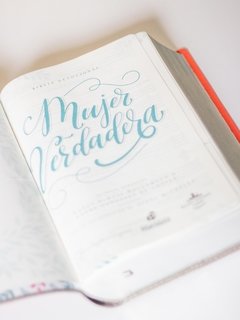 Biblia devocional Mujer Verdadera RVR Dúo tono Coral - El Maestro Tejedor