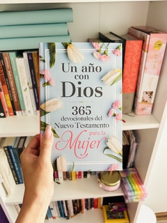 Un año con Dios 365 devocionales del Nuevo Testamento para la mujer