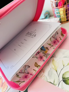 Biblia primaveral pájaro rosa con cierre letra grande RVR - El Maestro Tejedor