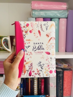 Biblia Letra Grande RVR fucsia flores con Cierre