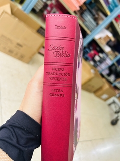 Biblia NTV Edición Personal Letra Grande Jardín Morado Sentipiel