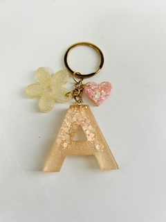 Llavero letra A en resina crema - comprar online