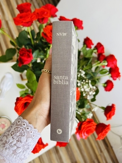 Imagen de Biblia NVI compacta ultrafina, tapa dura Flores