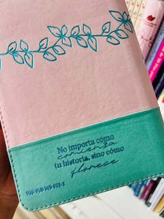 Imagen de Biblia Valiosa Verde Menta Canto Plateado con cierre TLA