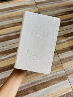 Santa Biblia de Promesas RVR-1960, Jesús para todos, Letra Grande, Tamaño Manual, Piel especial, Marfil - comprar online