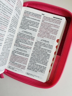 Imagen de Biblia Bifloral Rosa duotono Imitación Piel, con cierre e Índice RVR 1960