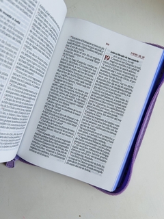 Imagen de Biblia Compacta Lila Floral canto lavanda Cierre RVR 1960