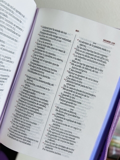 Imagen de Biblia Compacta Lila Floral canto lavanda Cierre RVR 1960