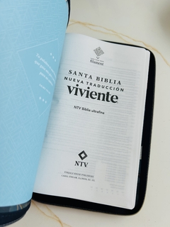 Imagen de Biblia Ultrafina NTV Ziper Azul Flores