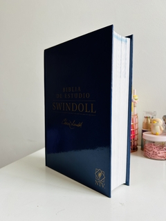 Biblia de estudio Swindoll, NTV tapa dura azul - El Maestro Tejedor