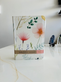 Biblia blanco rosado, canto pintado con índice y cierre, letra grande. - comprar online