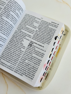 Biblia blanco rosado, canto pintado con índice y cierre, letra grande. - tienda online