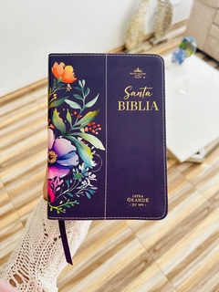Biblia Flores Lila Canto Pintado Letra Grande - comprar online