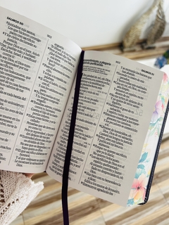 Biblia Flores Lila Canto Pintado Letra Grande en internet