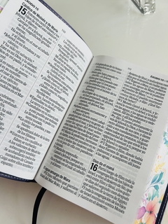 Biblia Flores Lila Canto Pintado Letra Grande en internet