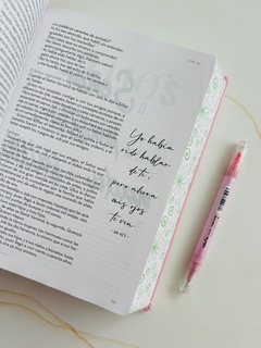 Biblia Arte /RVC083/ Blanco Rosa Tapa Dura Biblia devocional para expresArte - El Maestro Tejedor