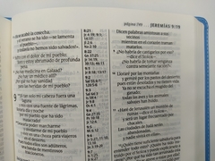 Biblia NTV Edición de referencia ultrafina letra grande piel turquesa floral - tienda online