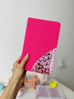 Biblia edición de promesas con cierre, Fucsia corazones