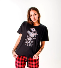 CAMISETA MYSTICAL FAMELLI STORE na internet