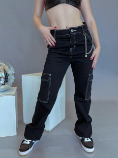 Calça cargo jeans preta costura branca