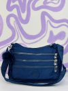 Bolsa tactel multifuncional w/ pompom azul - comprar online