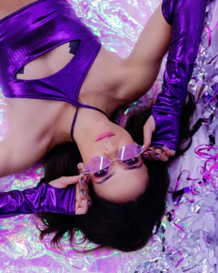 Cropped laminado w/ luvas roxo - comprar online