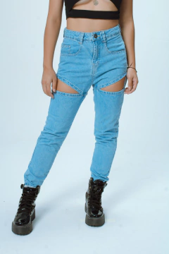 CALÇA JEANS MOM CUT OUT - BY Famelli