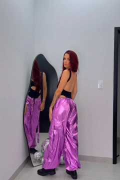 Calça parachute metalizada na internet
