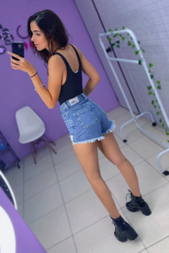 Short mom jeans rasgos