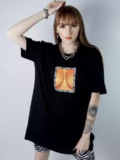 Camiseta Boyfriend Boobs Preta na internet