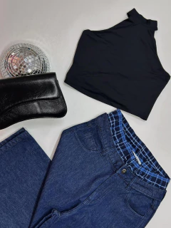 Calça jeans detalhe cos na internet