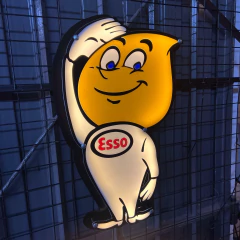 Cartel luminoso Esso muñeco en internet