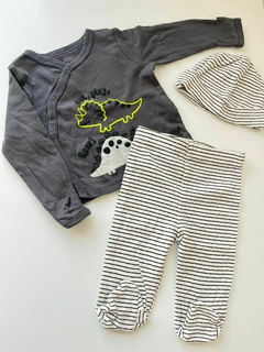 Ajuar de 3 piezas batita gris dino ranita y gorro blanco lineas gerber 0-3m(255)