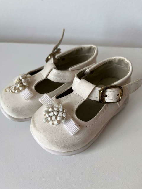 Zapatos blancos con flor florcitas t.17(139)