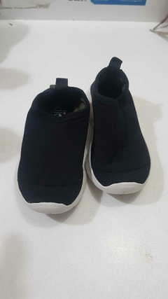 Zapatillas negras elastizadas Diez indiecitos (179) en internet