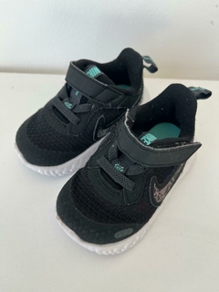 Zapatillas negras de tela Nike t.18 (255)