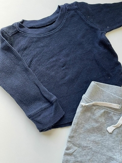 Duo remera azul wafle ml y jogging gris orejas gap 6-12m(255) - comprar online
