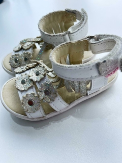 Sandalias blancas con pulsera y flores Batistella t20(28.1) - comprar online