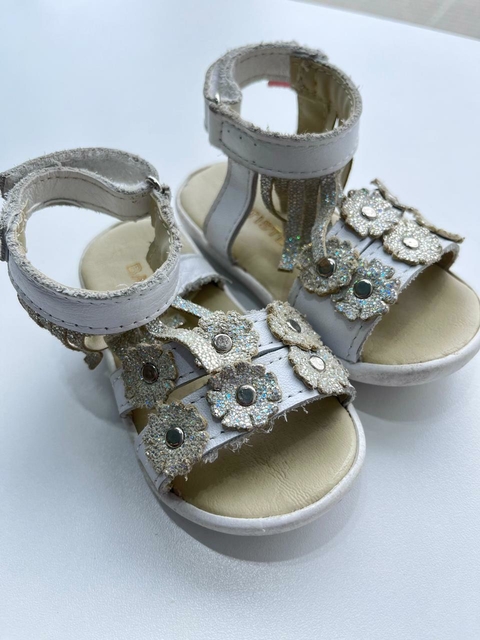 Sandalias blancas con pulsera y flores Batistella t20(28.1)