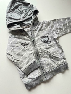 Campera gris con capucha dos telas carters 12m(255)