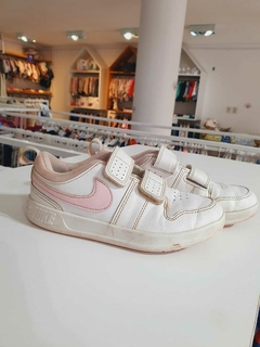 Zapatillas blancas logo rosa Nike T28-29 (117) en internet