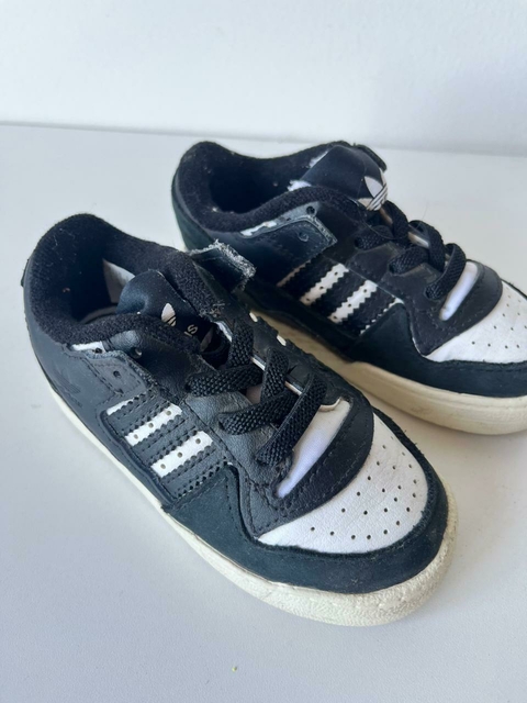 Zapatillas negras y blancas tipo botita Adidas t22 (307)