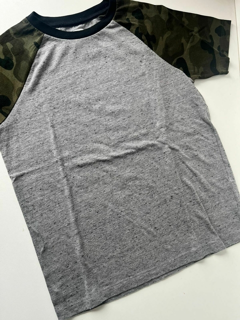 Remera gris con camuflado Old Navy t10/12a (310)
