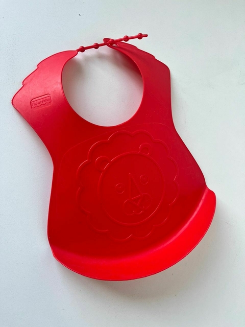 Babero rojo plastico leon (179)