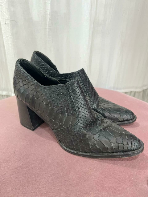 Botas negras caña corta con taco y punta Chavela 38(CI 26) - comprar online