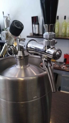 Imagen de kit Mini Keg 5 litros + sistema + garrafa con pico drago