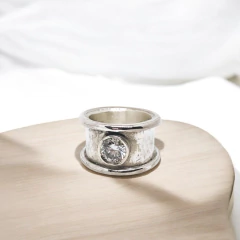 Anillo ancho con piedra - comprar online