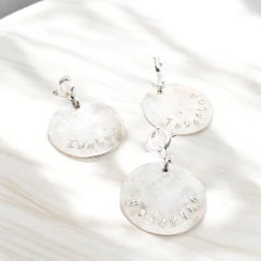 Dije circular grabado en plata en internet