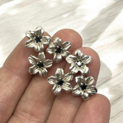 Aros Flores de Plata con Piedras Negras - comprar online